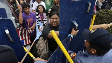 americateve | Manifestantes chocan con la polic&iacute;a en una protesta contra las negociaciones entre Filipinas y Estados Unidos cerca de la embajada estadounidense en Manila el jueves 27 de marzo del 2014. (Foto AP)