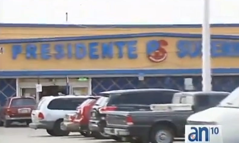 Tras presenciar cómo el sospechoso agredía a la mujer con su arma filosa, un guardia de seguridad lo abatió a tiros, pero sin matarlo.