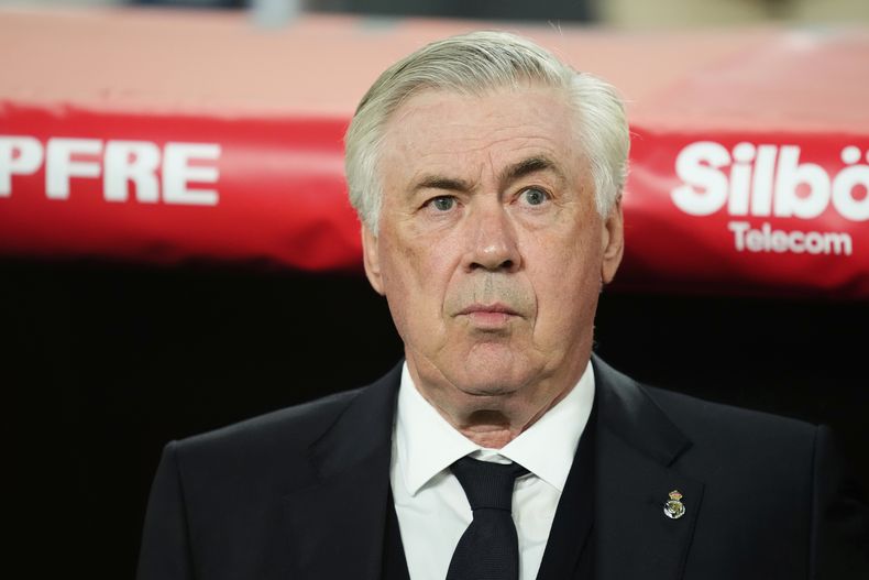 El técnico del Real Madrid Carlo Ancelotti previo al comienzo de la final de la Copa del Rey contra el Barcelona, el sábado 26 de abril de 2025. (AP Foto/José Bretón)