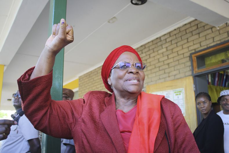 La vicepresidenta de Namibia, Netumbo Nandi-Ndaitwah, del partido político Organización del Pueblo de África del Sudoeste (SWAPO por sus siglas en inglés) alza el puño mientras emite su voto en las elecciones presidenciales del país, el miércoles 27 de noviembre de 2024, en Windhoek, Namibia. (AP Foto/Esther Mbathera)