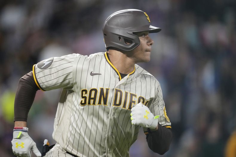 El dominicano de los Padres de San Diego Juan Soto recorre las bases luego de conectar un cuadrangular de tres carreras ante los Rockies de Colorado en la 5ta entrada del juego en Denver. Martes 1 de agosto de 2023. (AP Foto/David Zalubowski)