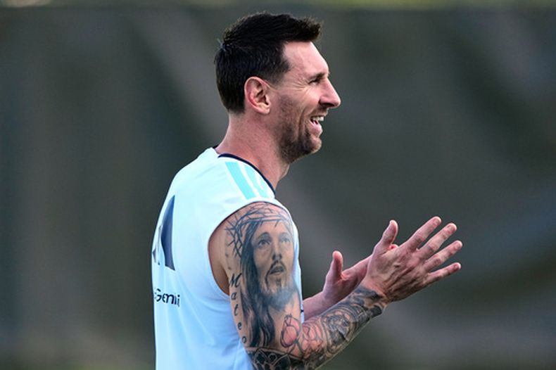 El delantero argentino Lionel Messi durante un entrenamiento en el Mundial, el miércoles 24 de junio de 2026, en Kansas City, Kansas. (AP Foto/Charlie Riedel)