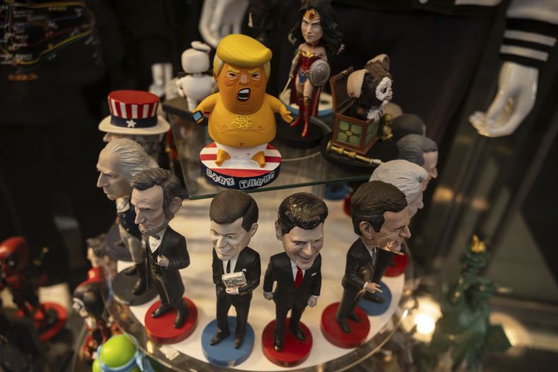 Figurines de expresidentes de EEUU a la venta en una tienda de Times Square, Nueva York, el martes 8 de abril de 2025. (AP Foto/Yuki Iwamura)
