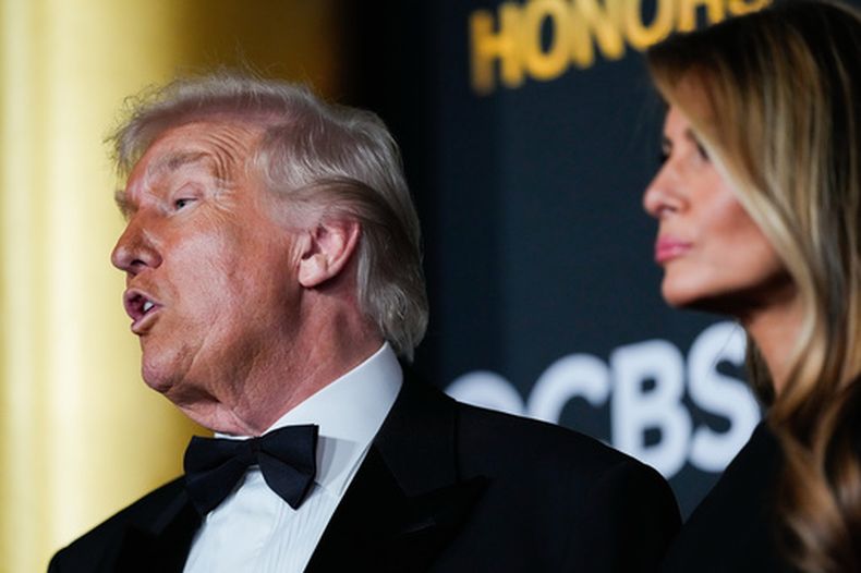 El presidente de Estados Unidos, Donald Trump, y la primera dama, Melania Trump, pasan por la alfombra roja en la 48va gala de premios del Kennedy Center, el domingo 7 de diciembre de 2025, en el John F. Kennedy Center for the Performing Arts en Washington. (AP Foto/Julia Demaree Nikhinson)