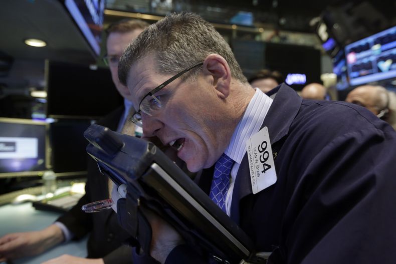 El especialista Sean Spain trabajando en el piso de operaciones de la Bolsa de Nueva York, el 31 de enero de 2014. (Foto AP/Richard Drew, Archivo)