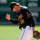 Paul Skenes de los Piratas de Pittsburgh tras permitir un jonrón a Alec Burleson de los Cardenales de San Luis, el jueves 24 de septiembre de 2026, en Pittsburgh. (AP Foto/Gene J. Puskar)