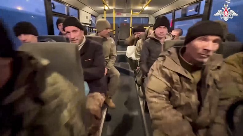 En esta foto tomada de un video difundido por el Servicio de Prensa del Ministerio de Defensa ruso, el lunes 30 de diciembre de 2024, un grupo de soldados rusos viaja en un autobús tras ser liberados en un canje de prisioneros entre Rusia y Ucrania, en un lugar no especificado de Bielorrusia. (Servicio de Prensa del Ministerio de Defensa ruso vía AP)