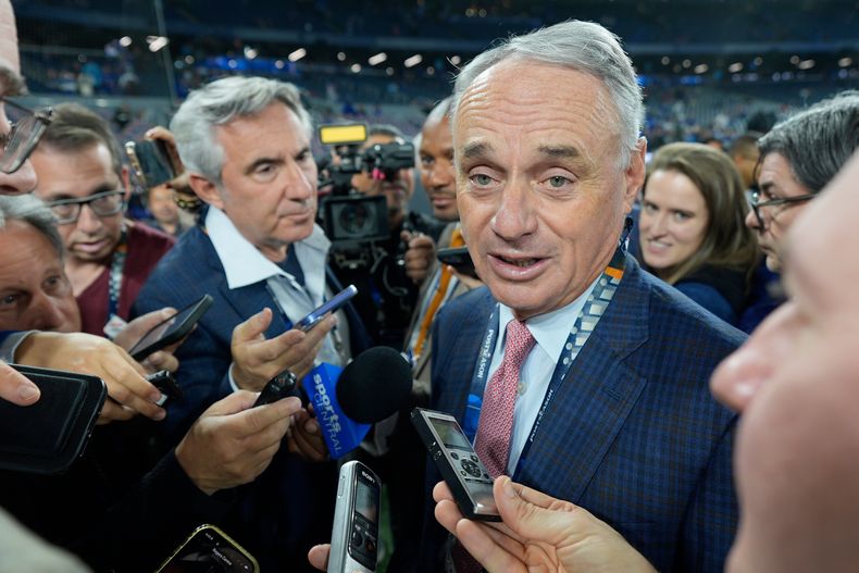 El comisionado de la MLB, Rob Manfred, habla antes del Juego 2 de la Serie Mundial de béisbol entre los Azulejos de Toronto y los Dodgers de Los Ángeles, el sábado 25 de octubre de 2025, en Toronto. (AP Photo/David J. Phillip)