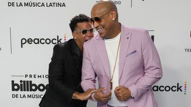 ARCHIVO - Randy Malcolm Martínez, izquierda, hace el gesto de morder el hombro de Alexander Delgado a la llegada del dúo cubano Gente de Zona a la alfombra azul de los Premios Billboard de la Música Latina en Coral Gables, Florida, el jueves 5 de octubre de 2023. Gente de Zona lanzó su álbum Demasiado el 18 de abril de 2024. (Foto AP/Rebecca Blackwell, archivo)