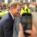 ARCHIVO - El príncipe Enrique de Gram Bretaña saluda al público al salir de la misa de acción del gracias del 10mo aniversario de los Juegos Invictus en la Catedral de San Pablo en Londres, el 8 de mayo de, 2024. Un abogado de la editorial del tabloide The Sun acusó al príncipe Enrique de incurrir en una obstrucción impactante y extraordinaria al destruir evidencia que buscaba para la demanda que interpuso el príncipe por violaciones a su privacidad y espionaje. (Foto AP/Kirsty Wigglesworth, archivo)