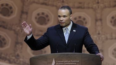 ARCHIVO - El comentarista conservador Dan Bongino da un discurso durante la conferencia anual de la Conferencia Política de Acción Conservadora en National Harbor, Maryland, el 6 de marzo de 2014. (AP Foto/Susan Walsh, archivo)