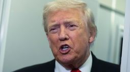 El presidente Donald Trump habla con reporteros a bordo del Air Force One en si viaje de regreso a la Casa Blanca tras pasar el fin de semana en su residencia de Mar-a-Lago en Palm Beach, Florida, el domingo 2 de noviembre de 2025. (AP Foto/Manuel Balce Ceneta)