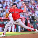 El lanzador de los Medias Rojas de Boston, Jake Bennett, realiza un lanzamiento durante la primera entrada de un partido de béisbol contra los Angelinos de Los Ángeles, el viernes 3 de julio de 2026, en Anaheim, California. (Foto AP/William Liang)