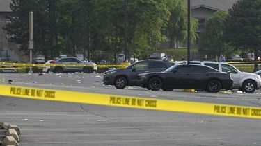 Investigadores observan la escena de un tiroteo masivo nocturno en un centro comercial en Willowbrook, Illinois, el domingo 18 de junio de 2023. (AP Foto/Matt Marton)