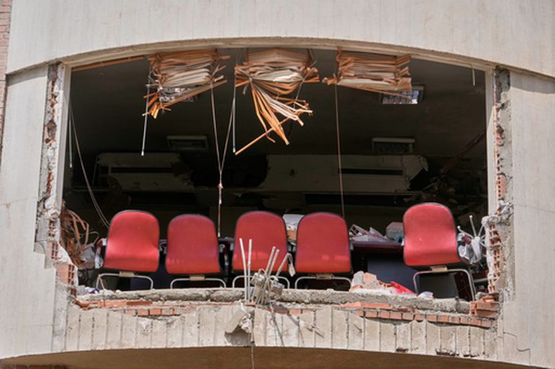 Una hilera de sillas se ve a través de un agujero dejado por los ataques aéreos estadounidenses e israelíes el viernes en la Universidad Shahid Beheshti en Teherán, Irán, el sábado 4 de abril de 2026. (Foto AP/Vahid Salemi)
