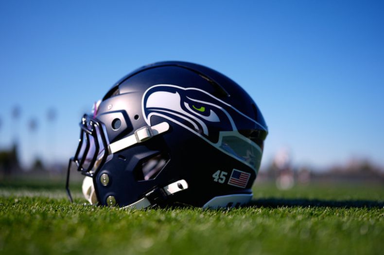 Un casco de los Seahawks de Seattle se observa durante una práctica de fútbol americano del Super Bowl de la NFL el miércoles 4 de febrero de 2026, en San José, California. (AP Photo/Brynn Anderson)