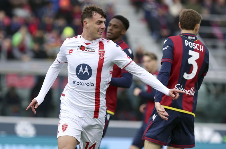Daniel Maldini del Monza celebra tras anotar en el encuentro ante el Bologna de la Serie A el sábado 18 de enero del 2025. (Studio Buzzi/LaPresse via AP)