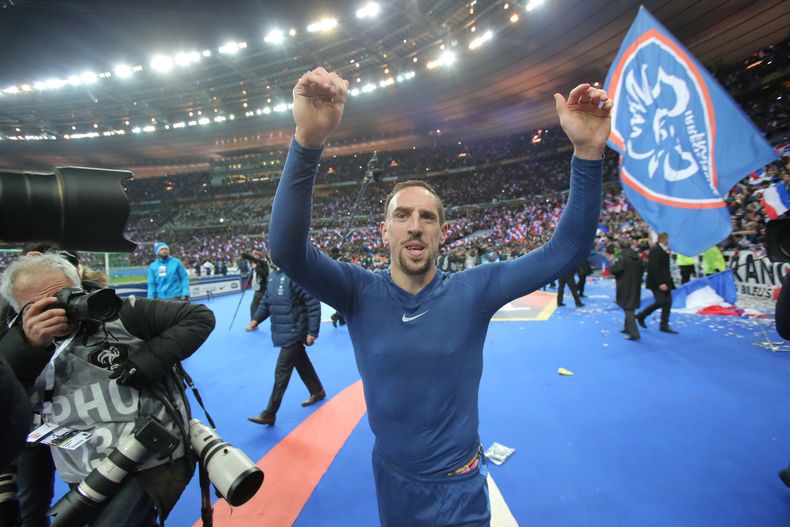 El jugador de la selecci&oacute;n de Francia y Bayern Munich, Franck Ribery, festeja tras derrotar a Ucrania y clasificarse al Mundial el martes, 19 de noviembre de 2013, en Par&iacute;s. (AP Photo/Michel Euler)