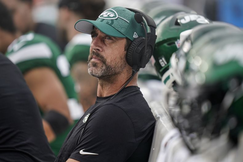 El quarterback de los Jets de Nueva York Aaron Rodgers observa desde las líneas laterales el juego de pretemporada ante los Panthers de Carolina. Sábado 12 de agosto de 2023. (AP Foto/Erik Verduzco)