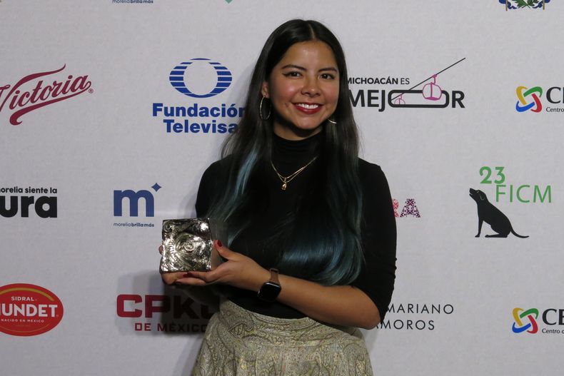 La productora Luna Martínez del cortometraje Casa Chica posa con el premio al mejor cortometraje de ficción en la ceremonia de premiación de la 23ª edición del Festival de Cine de Morelia, en Morelia, México, el viernes 17 de octubre de 2025. (Foto AP/Berenice Bautista)