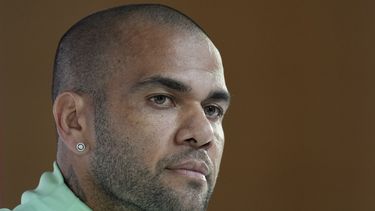 ARCHIVO - El futbolista brasileña Dani Alves escucha una pregunta durante una conferencia de prensa la víspera del partido de la Copa Mundial entre Brasil y Camerún, en Doha, Qatar, el 1 de diciembre de 2022. (AP Foto/Andre Penner)