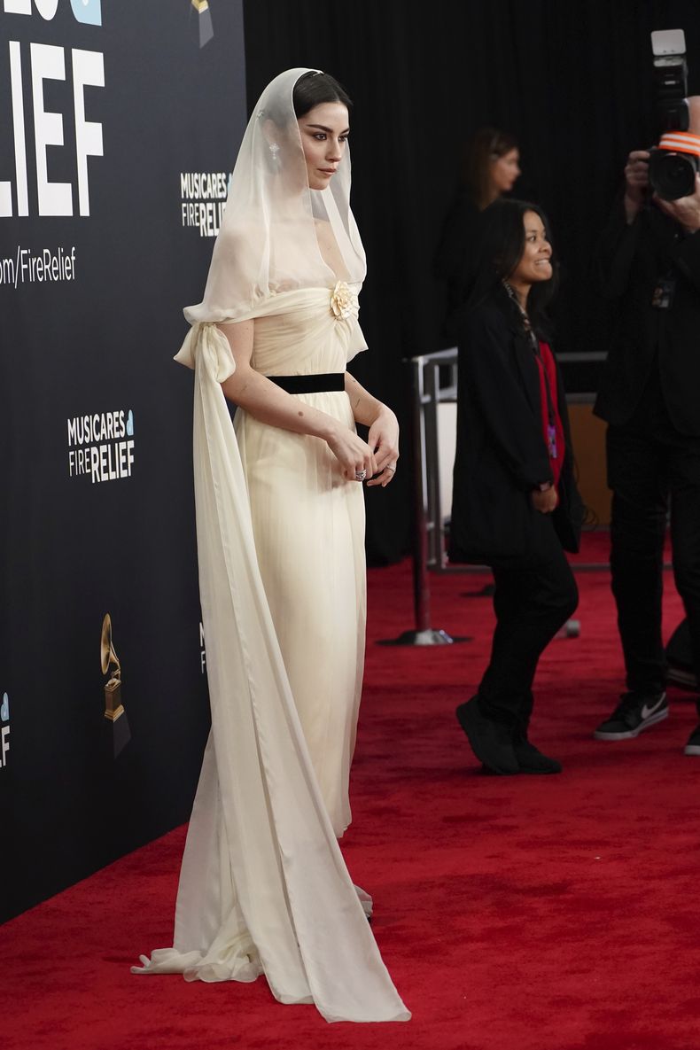 Gracie Abrams llega a la 67ª entrega anual de los Grammy el domingo 2 de febrero de 2025 en Los Ángeles. (Foto Jordan Strauss/Invision/AP)