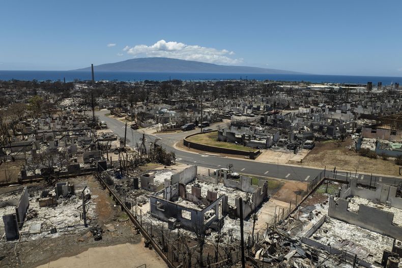 ARCHIVO - Esta fotografía del 22 de agosto de 2023 muestra restos de viviendas tras un devastador incendio en Lahaina, Hawai. (AP Foto/Jae C. Hong, archivo)