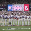 Jugadores de los Cachorros de Chicago se alinean durante la ceremonia de los himnos de Estados Unidos e Inglaterra previo al partido de béisbol en contra de los Cardenales de San Luis, el sábado 24 de junio de 2023, en Londres. (AP Foto/Kin Cheung)