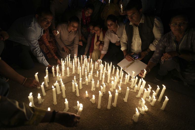 Un grupo de personas encienden velas tras una marcha contra el asesinato de turistas a manos de insurgentes cerca de Pahalgam, en la Cachemira controlada por India, en Ahmedabad, India, el 24 de abril de 2025. (AP Foto/Ajit Solanki)