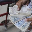 Un vendedor ambulante de helados muestra sus pesos cubanos, en La Habana, Cuba, el 20 de abril de 2024. Cada vez más cubanos tienen que lidiar con la escasez de dinero en efectivo en el país. Convertir esos pesos cubanos a otra moneda supone otro desafío debido a las varias y altamente fluctuantes tasas de intercambio en la isla. (AP Foto/Ariel Ley)