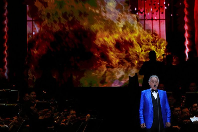 El tenor italiano Andrea Bocelli actúa durante un concierto en el Zócalo de la Ciudad de México, el sábado 18 de abril de 2026. (Foto AP/Fernando Llano)