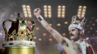 ARCHIVO -La corona distintiva de Freddie Mercury usada durante la gira Magic, exhibida en la casa de subastas de Sothebys en Londres, el jueves 3 de agosto de 2023. Un brazalete de serpiente plateado de estilo victoriano que Freddie Mercury usó en el video de Bohemian Rhapsody se vendió por 698.500 libras (881.000 dólares), el precio más alto pagado por una joya propiedad de una estrella de rock. Un comprador ofreció 635.000 libras (801.500 dólares) por la corona y la capa que la acompañaban. (Foto AP/Kirsty Wigglesworth, archivo)