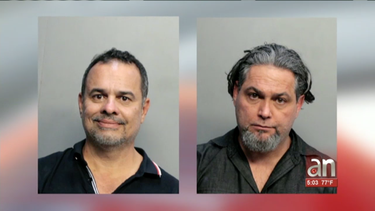 en corte los dos cubanos que se hicieron pasar por policias en restaurante  versailles