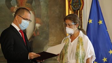 Embajadora de la UE expulsada por Maduro deja Venezuela