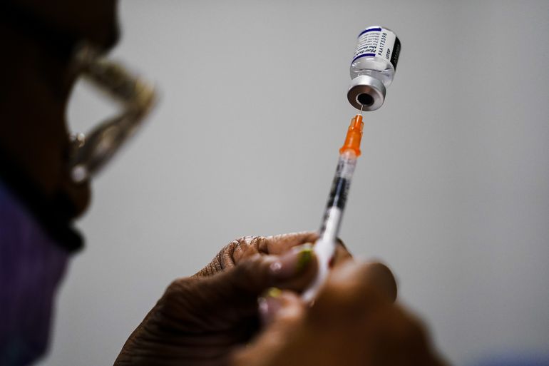 Pfizer: Ajuste de vacuna mejora protección contra ómicron