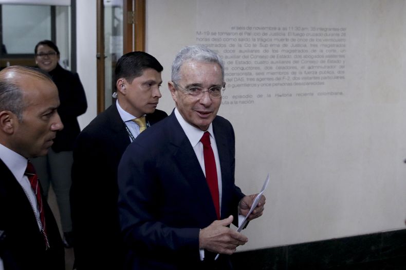 ARCHIVO - El senador y expresidente Álvaro Uribe llega a la Corte Suprema para ser interrogado en una investigación por cargos de manipulación de testigos en Bogotá, Colombia, el 8 de octubre de 2019. Los fiscales colombianos dijeron el martes 9 de abril de 2024 que llamarán a Uribe a juicio por los presuntos delitos de sobornos a testigos en procesos penales y fraude procesal, lo que lo convertiría en el primer expresidente colombiano en enfrentar un juicio. (AP Foto/Iván Valencia, Archivo)