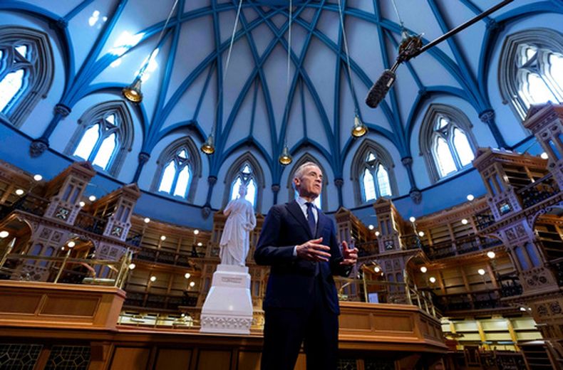 El primer ministro de Canadá, Mark Carney, hace una declaración en la Biblioteca del Parlamento en Centre Block de la Colina del Parlamento, en Ottawa, el viernes 22 de mayo de 2026. (Justin Tang/The Canadian Press vía AP)