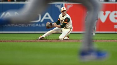El campocorto de los Orioles de Baltimore, Gunnar Henderson, fildea un rodado antes de completar una doble matanza ante una pelota bateada por Nick Loftin, de los Reales de Kansas City (no aparece en la foto), durante la segunda entrada de un partido de béisbol, el viernes 10 de julio de 2026, en Baltimore. (Foto AP/Steve Ruark)