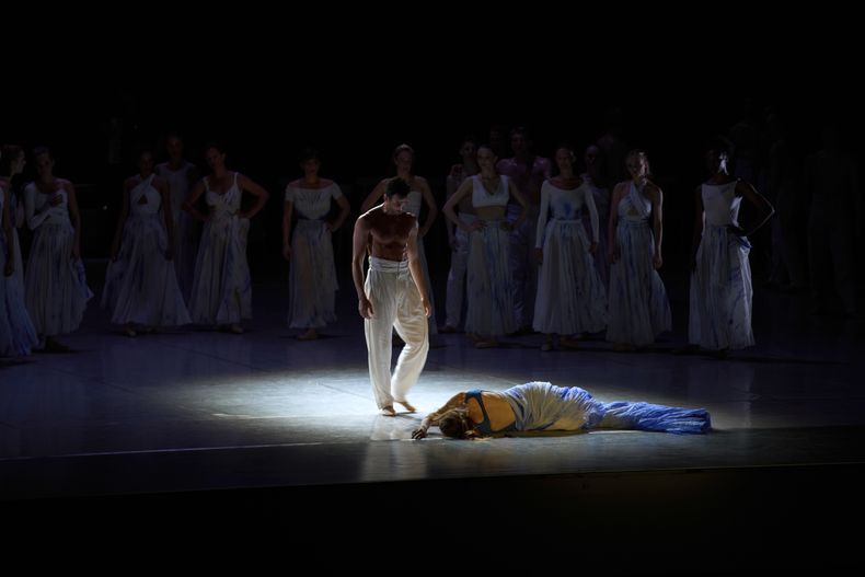 Miembros de la compañía de Ballet de Montecarlo actúan durante el estreno de Core meu en el Teatro Nacional de La Habana, el viernes 16 de mayo de 2025. La princesa Carolina de Mónaco, presidenta de la compañía fundada en 1985 en honor a su madre, la princesa Grace, acompañó a los bailarines a La Habana. (Foto AP/Ramón Espinosa)