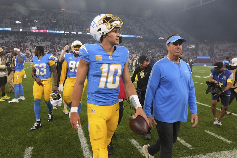 El quarterback de los Chargers de Los Ángeles, el estadounidense Justin Herbert, abandona el campo después de un juego de fútbol americano de la NFL entre los Chiefs de Kansas City y los Chargers de Los Ángeles, el sábado 6 de septiembre de 2025, en Sao Paulo. (AP Photo/Fernando Llano)