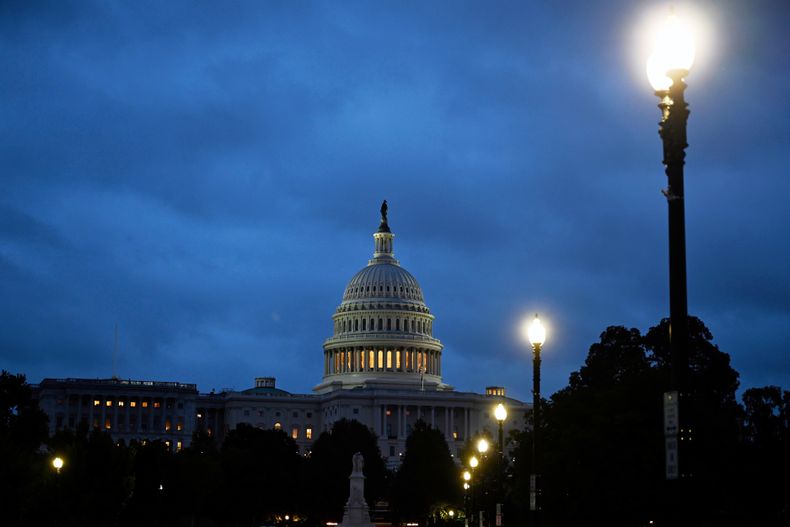 El Capitolio al amanecer del octavo día del cierre de gobierno, el miércoles 8 de octubre de 2025, en Washington. (AP Foto/John McDonnell)