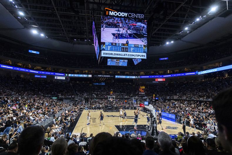 Fanáticos al baloncesto observan el partido entre los Nuggets de Denver y los Spurs de San Antonio, durante la segunda mitad del partido, el viernes 15 de marzo de 2024, en Austin, Texas. (AP Foto/Stephen Spillman)