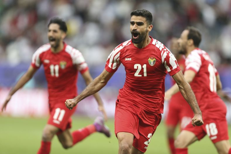 Nizar Alrashdan celebra tras anotar el tercer gol de Jordania ante Iraq en los octavos de final de la Copa Asia, el lunes 29 de enero de 2024, en Doha, Qatar. (AP Foto/Hussein Sayed)
