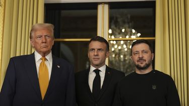 El presidente de Francia, Emmanuel Macron, en el centro, posa con el presidente electo de Estados Unidos, Donald Trump, a la izquierda, y el presidente de Ucrania, Volodymyr Zelenskyy, en el Palacio del Elíseo, en París, el 7 de diciembre de 2024. (AP Foto/Aurelien Morissard)