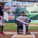 El venezolano Miguel Cabrera ríe sentado en una mecedora que le obsequiaron losN Nacionales de Washington, antes del juego del viernes 19 de mayo de 2023 (AP Foto/Alex Brandon)