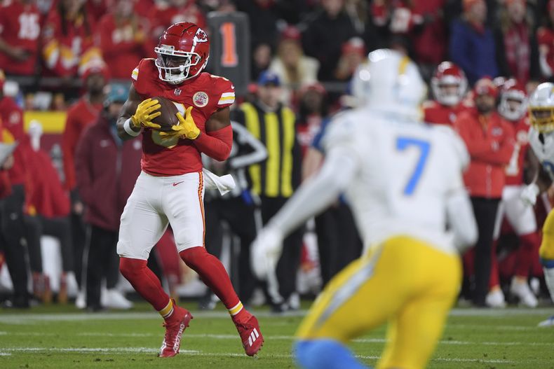 El receptor de los Chiefs de Kansas City JuJu Smith-Schuster atrapa un pase frente al cornerback de los Chargers de Los Ángeles Kristian Fulton el domigno 8 de diciembre del 2024. (AP Foto/Charlie Riedel)