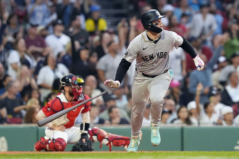 El mexicano Alex Verdugo, de los Yankees de Nueva York, corre tras conectar un jonrón de dos carreras en el juego del viernes 14 de junio de 2024, ante los Medias Rojas de Boston (AP Foto/Michael Dwyer)