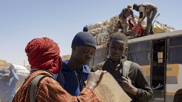 En esta fotografía del 29 de marzo de 2022 proporcionada por 01 Distribuzione, los actores senegaleses Moustapha Fall, centro, y Seydou Sarr, derecha, en el set de la película del director italiano Matteo Garrone Io Capitano (Yo capitán) en el mercado de Rissani, en Marruecos. La película nominada en la 96a entrega de los Premios de la Academia en la categoría de largometraje internacional está inspirada en la travesía de Mamadou Kouassi, un migrante que hizo el viaje desde su natal Costa de Marfil a Italia. (Greta De Lazzaris/01 Distribuzione vía AP, HO)