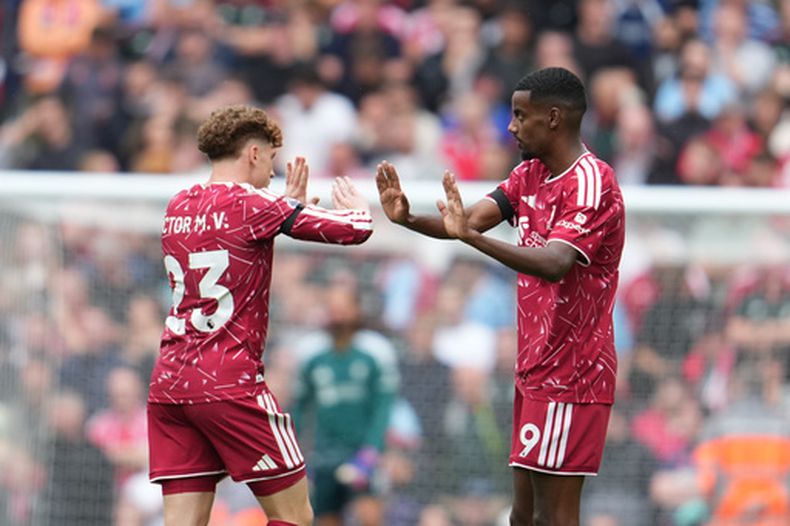 El jugador del Liverpool, Alexander Isak (derecha), celebra con el jugador del Liverpool, Víctor Muñoz, tras anotar el primer gol de su equipo durante el partido de fútbol de la Liga Premier inglesa entre el Liverpool y el Nottingham Forest en Liverpool, Inglaterra, el sábado 29 de agosto de 2026. (Foto AP/Jon Super)