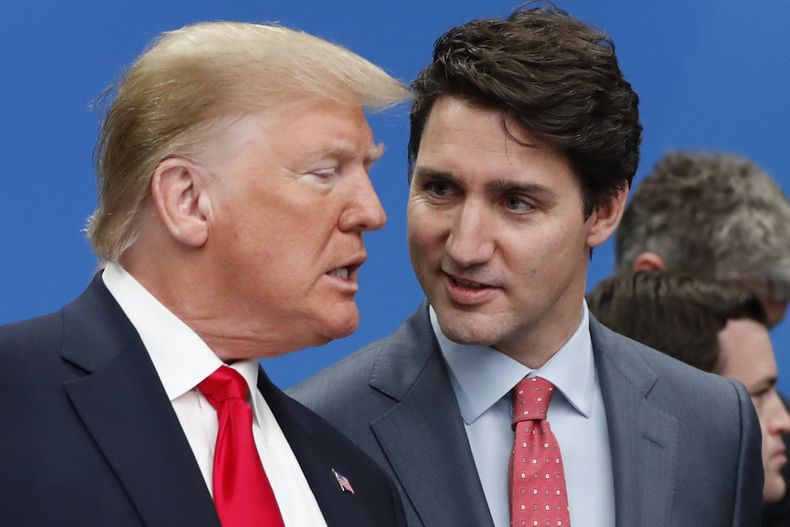 ARCHIVO - El presidente de Estados Unidos, Donald Trump, a la izquierda, y el primer ministro canadiense, Justin Trudeau, conversan antes de una reunión de la mesa redonda de la OTAN en el hotel y resort The Grove, en Watford, Hertfordshire, Inglaterra, el 4 de diciembre de 2019. (Foto AP/Frank Augstein, Archivo)